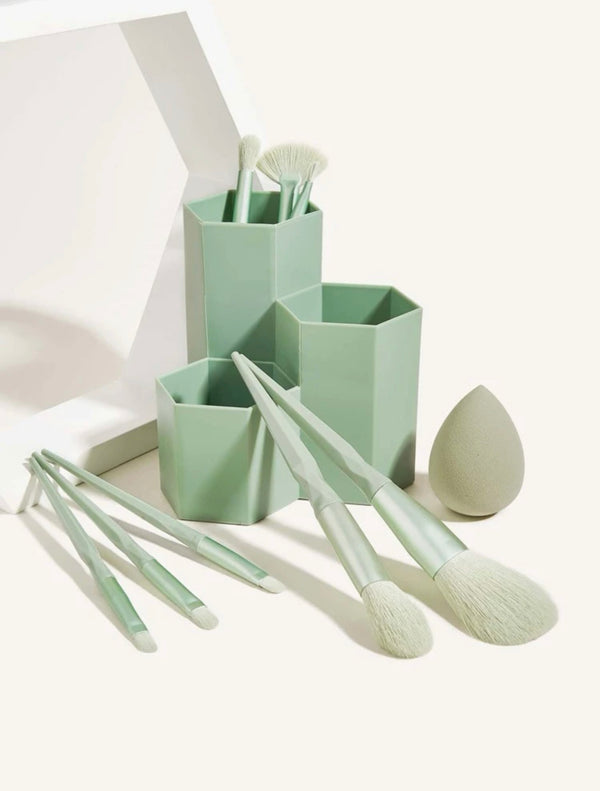 COMING SOON Make Up Brushes & Pot Set