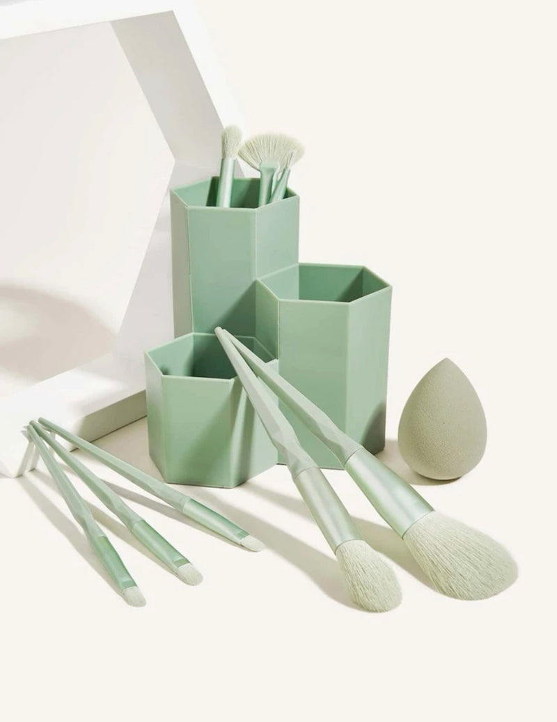 COMING SOON Make Up Brushes & Pot Set